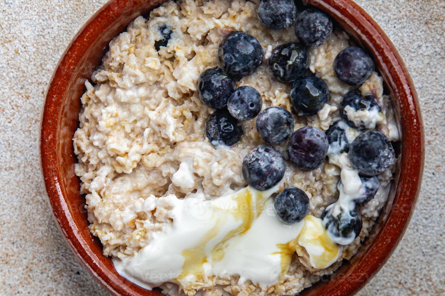 Haferflocken mit Beeren gesund Frühstück Haferbrei frisch Kochen Vorspeise Mahlzeit Essen Snack auf das Tabelle Kopieren Raum Essen Hintergrund foto