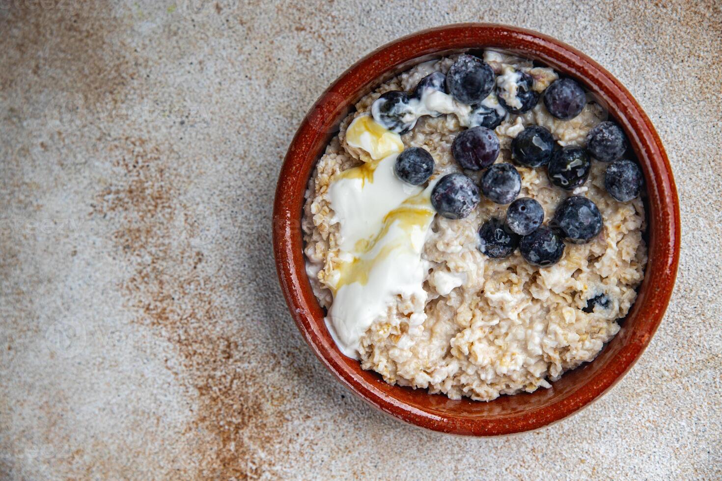 Haferflocken mit Beeren gesund Frühstück Haferbrei frisch Kochen Vorspeise Mahlzeit Essen Snack auf das Tabelle Kopieren Raum Essen Hintergrund foto