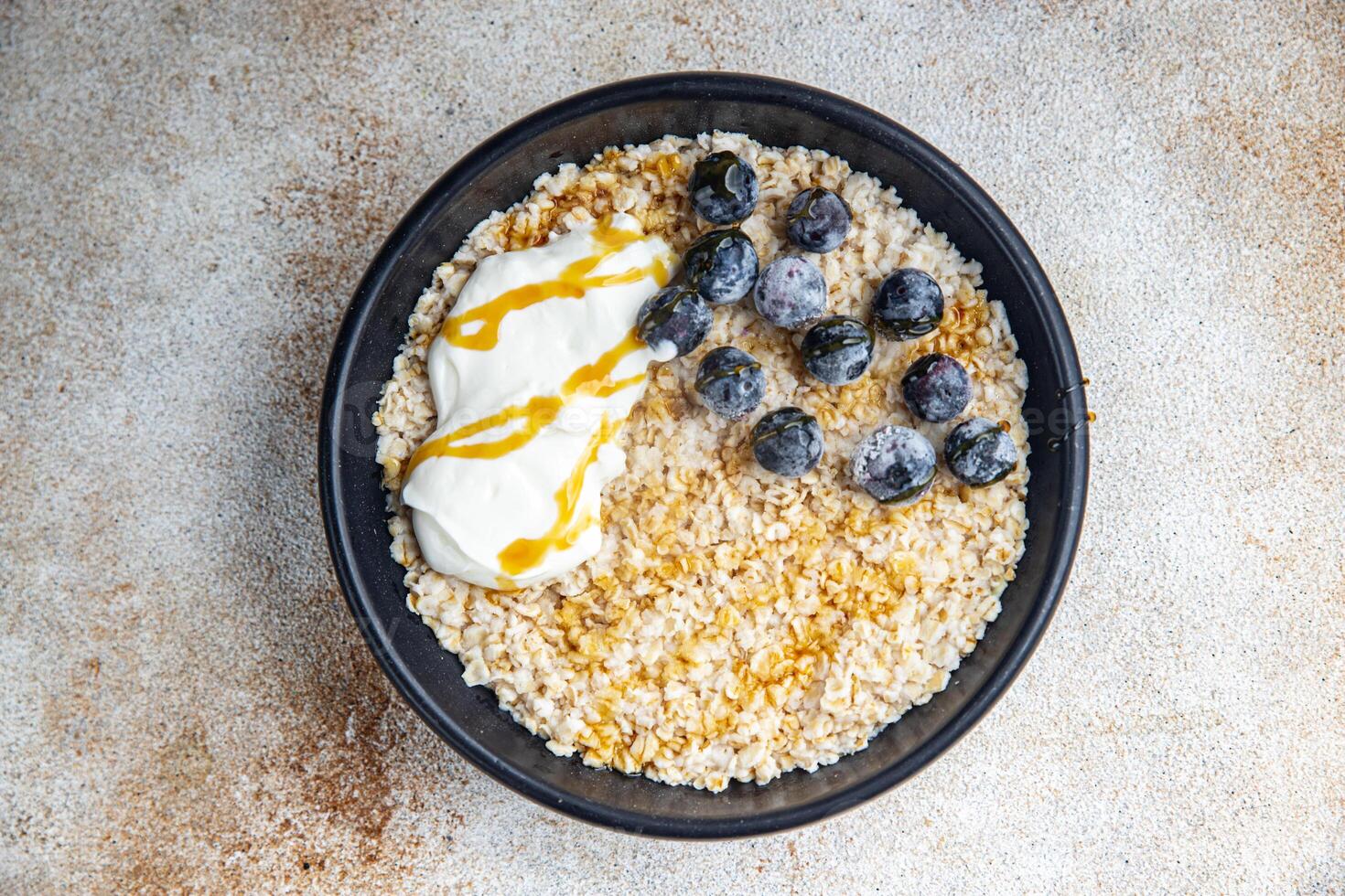 Haferflocken mit Beeren gesund Frühstück Haferbrei frisch Kochen Vorspeise Mahlzeit Essen Snack auf das Tabelle Kopieren Raum Essen Hintergrund foto