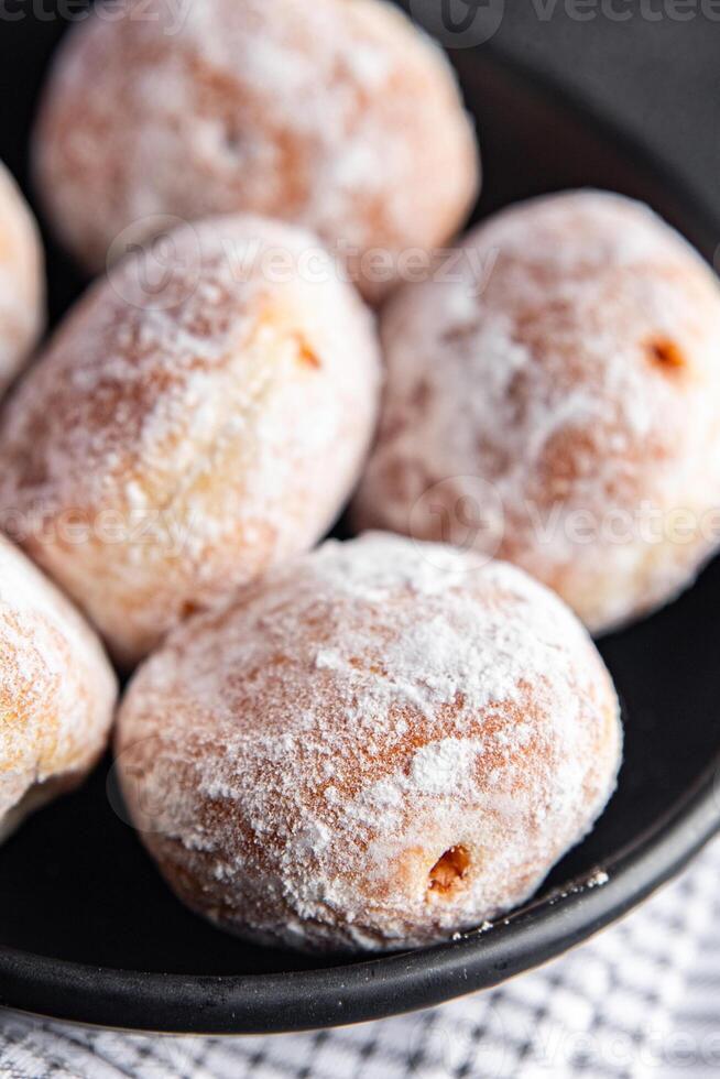 gefüllt Krapfen Schokolade Füllung pulverisiert Zucker frisch Mahlzeit Essen Snack auf das Tabelle Kopieren Raum Essen foto