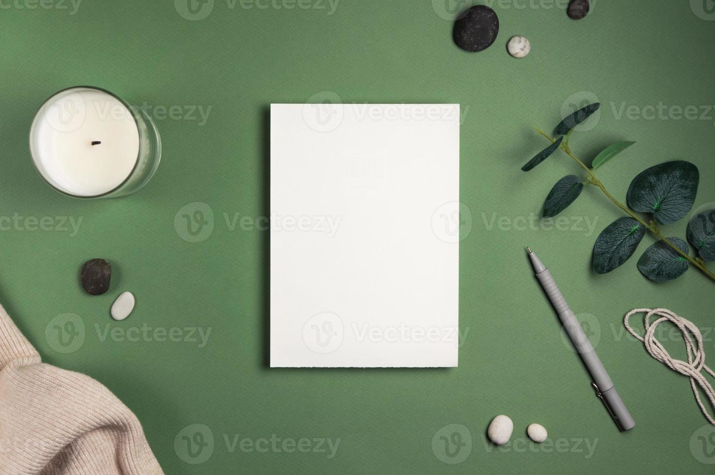 leeres weißes Blatt Papier mit grünem Hintergrund des Umschlags foto