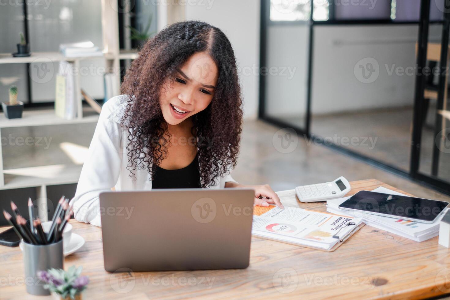 Geschäftsfrau im Büro Kleidung prüfend finanziell Berichte auf ihr Laptop, Anzeige gründlich Daten Analyse. foto