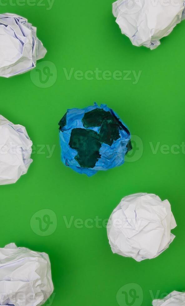 Planet Erde gemacht von Papier auf Grün Hintergrund foto
