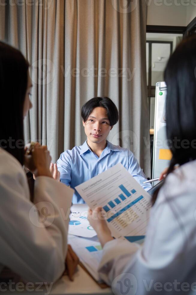 Geschäft Treffen zu analysieren und diskutieren das Situation auf das finanziell Bericht im das Treffen Zimmer. Investition Berater, finanziell Berater und Buchhaltung Konzept foto