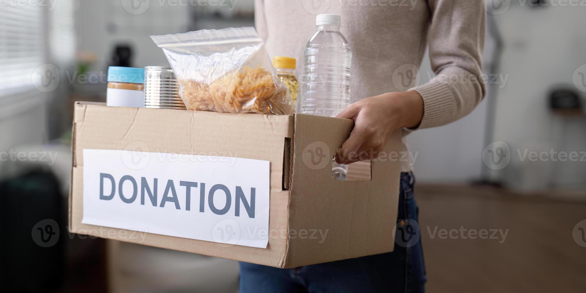 Frau Freiwillige halten Essen Spende Box beim Zuhause foto