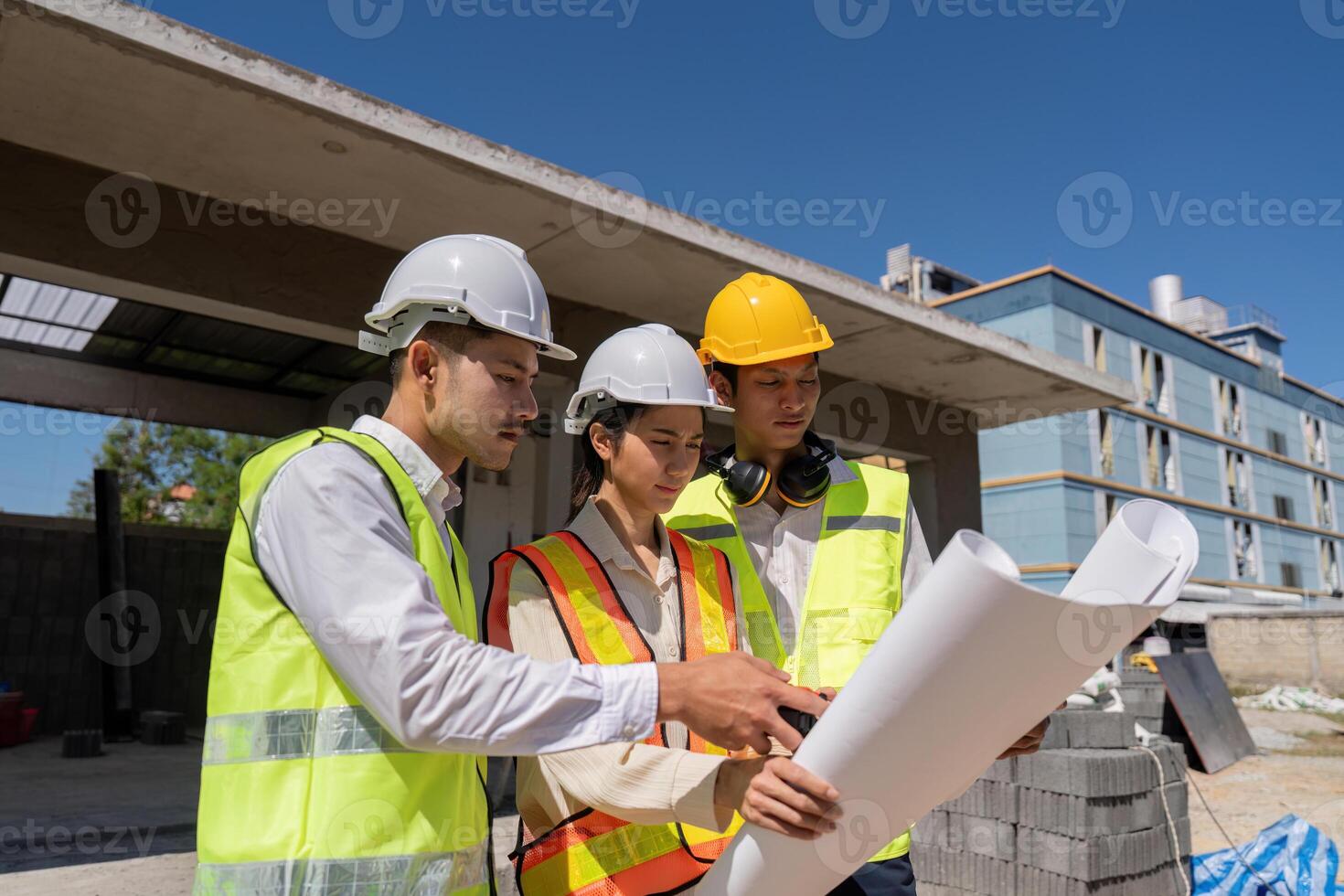 Konstruktion von Ingenieur oder Architekt Treffen zum Projekt Arbeiten mit Partner und Ingenieurwesen Werkzeuge auf Gebäude und Entwurf im Arbeiten Seite? ˅ foto