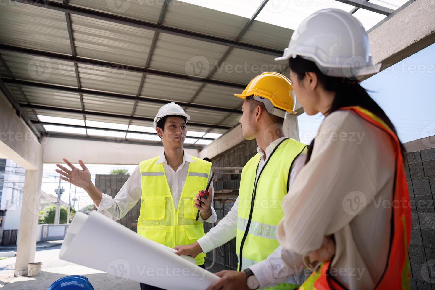 Konstruktion von Ingenieur oder Architekt Treffen zum Projekt Arbeiten mit Partner und Ingenieurwesen Werkzeuge auf Gebäude und Entwurf im Arbeiten Seite? ˅ foto