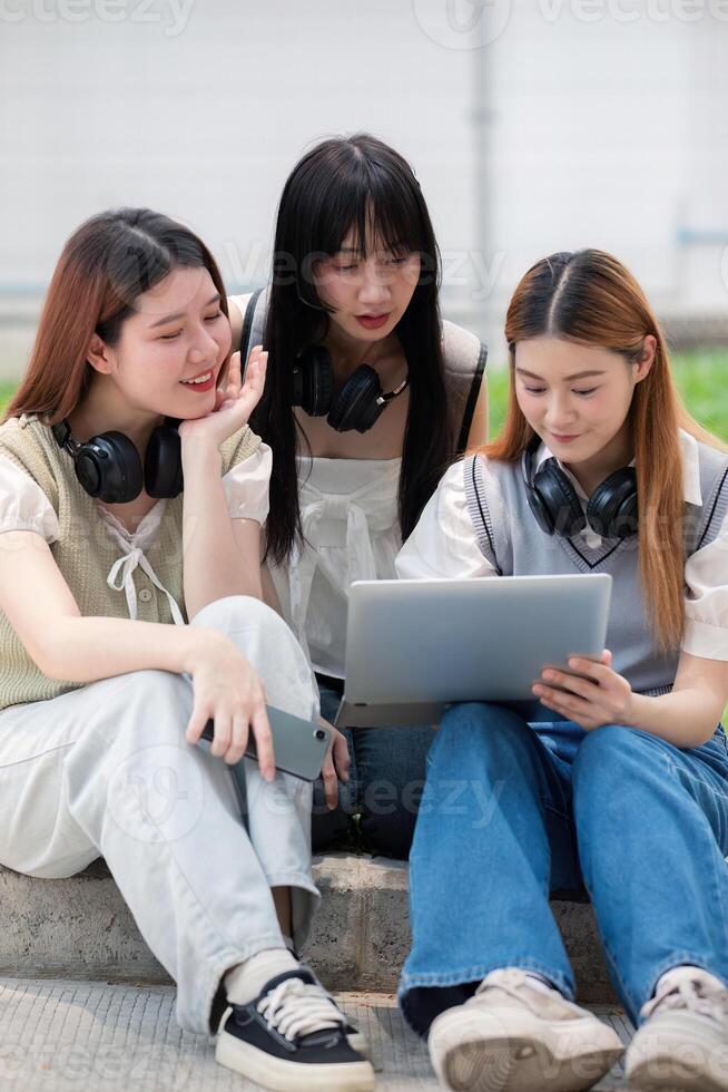 asiatisch jung Campus Schüler genießen lernen Studie und lesen Bücher zusammen. Freundschaft und Bildung Konzept. Campus Schule und Universität. Glück und komisch von Lernen im Hochschule foto