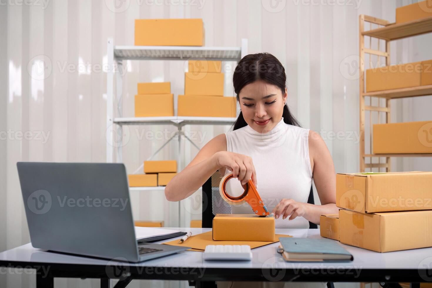 Frau asiatisch verwenden Scotch Band zu anfügen Paket Kisten zu bereiten Waren zum das Prozess von Verpackung, Versand, online Verkauf Internet Marketing E-Commerce Konzept Anfang Geschäft Idee foto