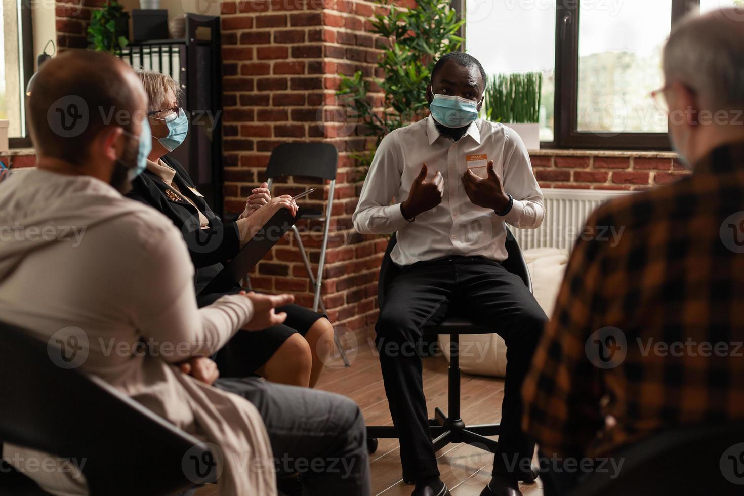 Afroamerikaner, der bei einem Treffen mit einem Psychiater spricht foto