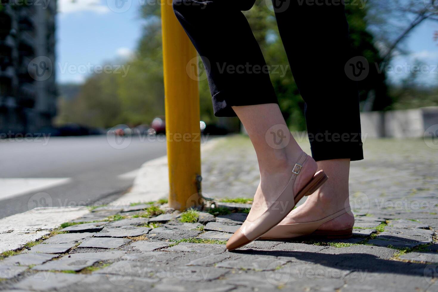 komfortabel Frauen Schuhe ein Straße Stil Konzept foto