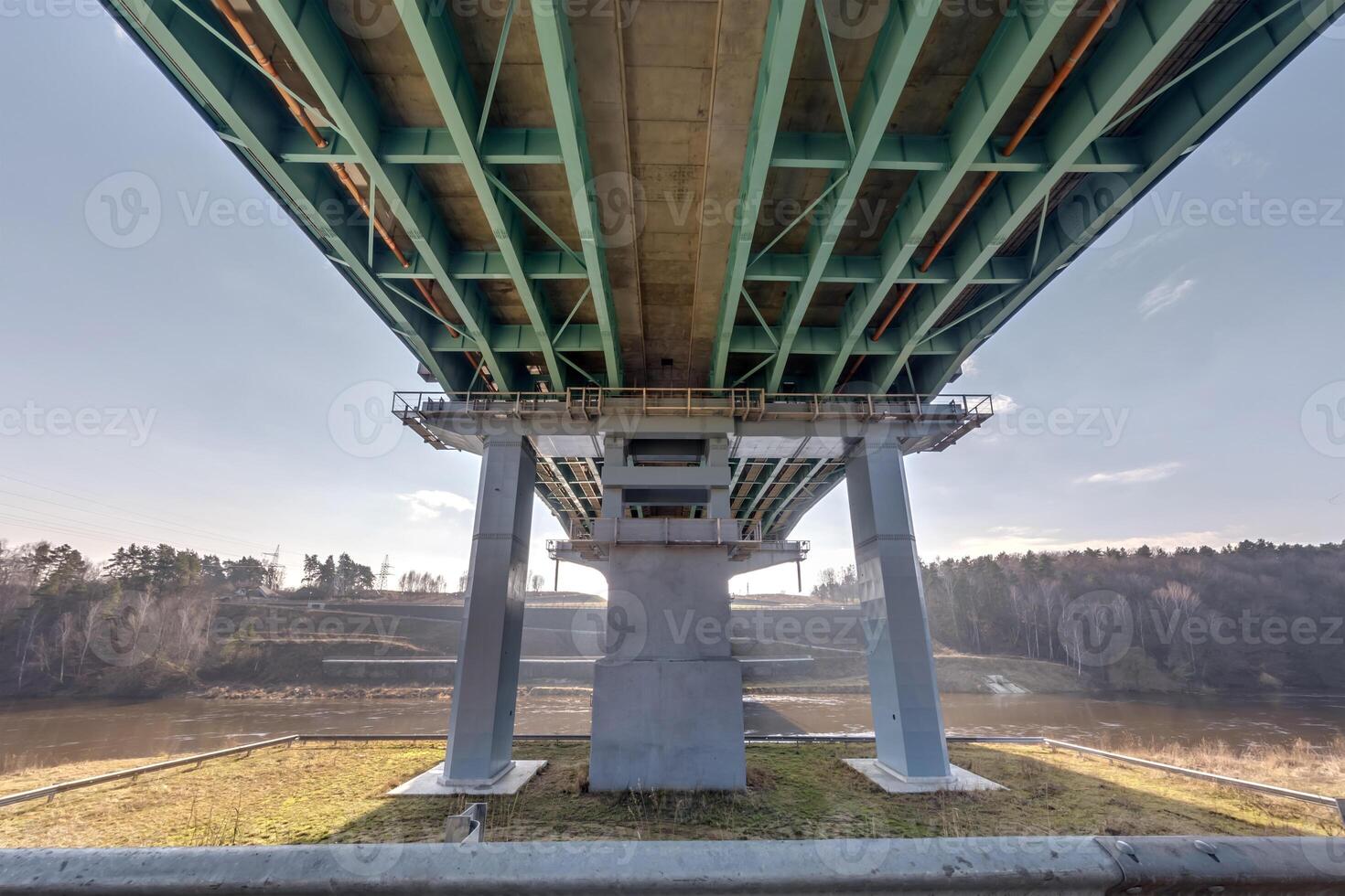 Stahl Rahmen und Beton Konstruktion enorm Auto Brücke über das breit Fluss. foto