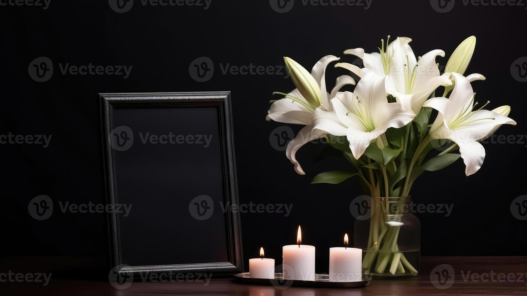 traurig Tribut - - Weiß Lilien Strauß, Verbrennung Kerze, und leeren Foto Rahmen auf schwarz Hintergrund