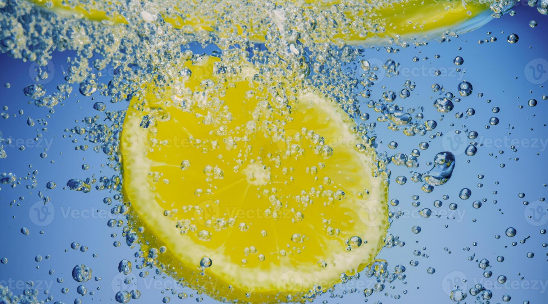 unter Wasser von frisch gedrückt gesüßt Limonade kalt erfrischend trinken foto