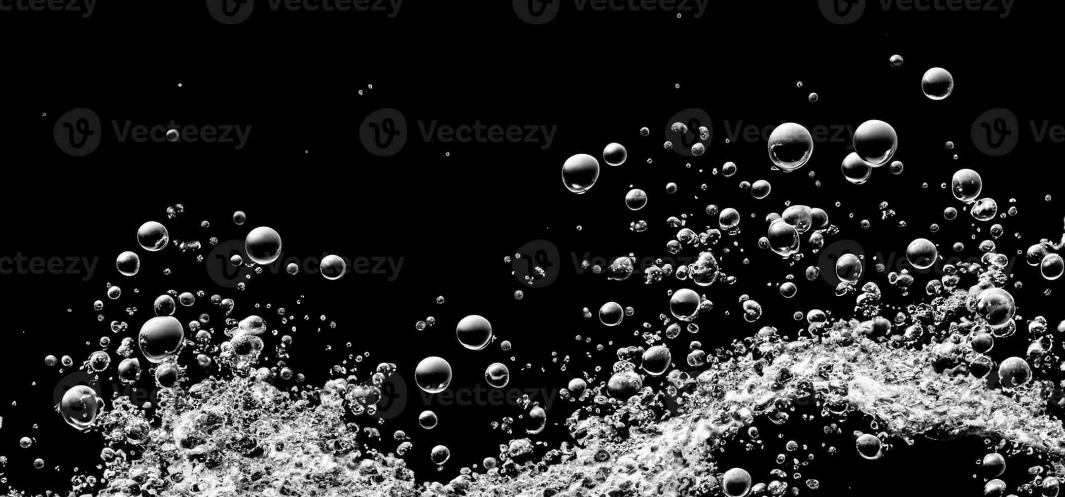 Limonade Wasser Luftblasen planschen unter Wasser gegen schwarz Hintergrund. foto
