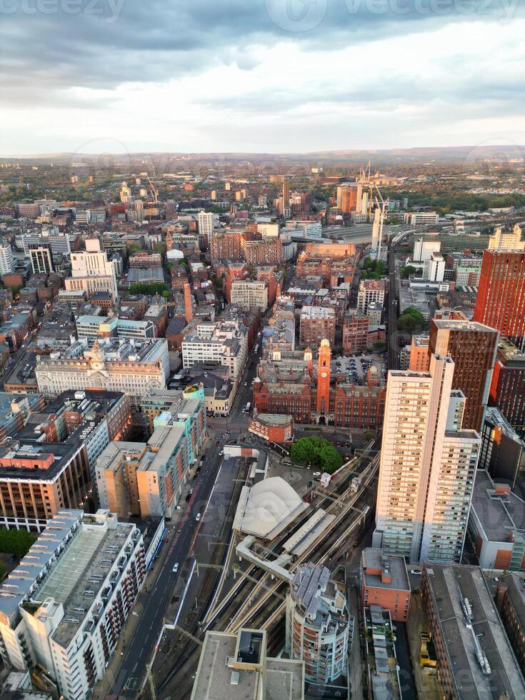 Antenne Aussicht von größer Manchester Stadt Center und hoch Gebäude während golden Stunde von Sonnenuntergang. England Vereinigtes Königreich. kann 5., 2024 foto