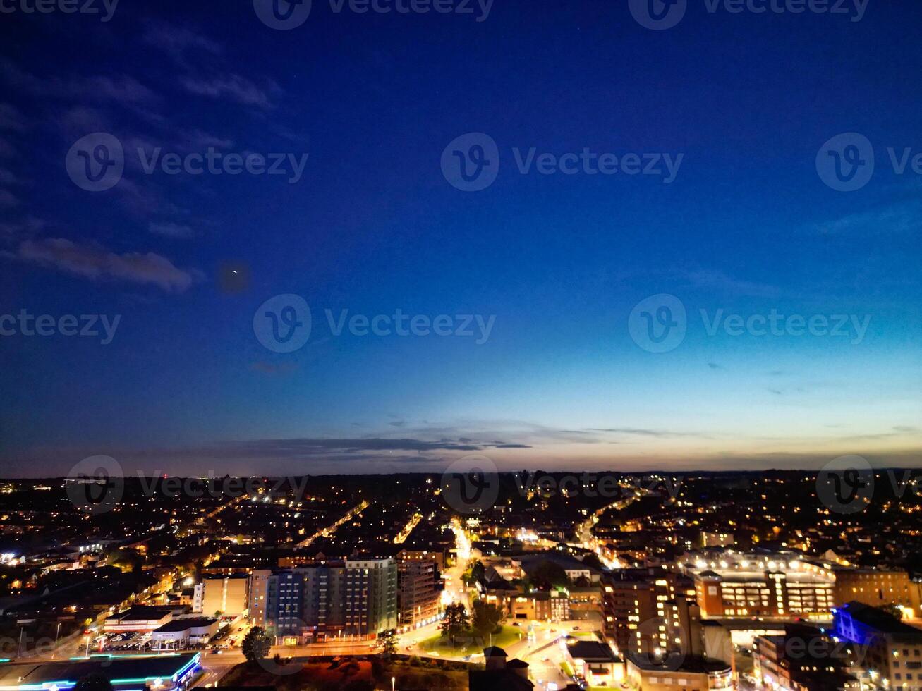 Antenne Aussicht von beleuchtet britisch Stadt von England während Nacht foto