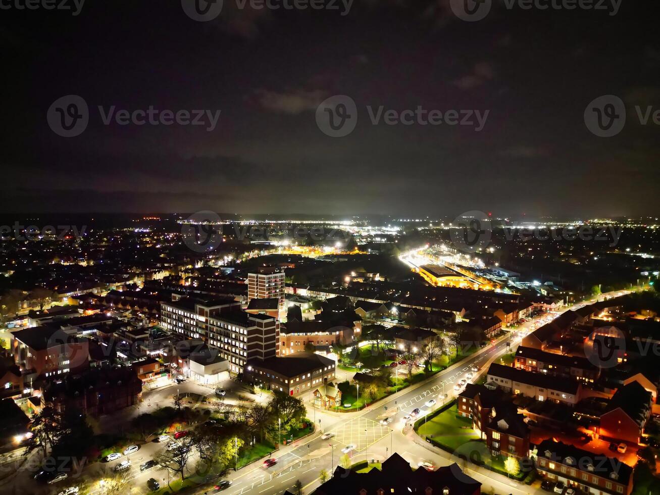 Nacht Antenne Aussicht von beleuchtet historisch zentral bedford Stadt von England Vereinigtes Königreich. April 5., 2024 foto