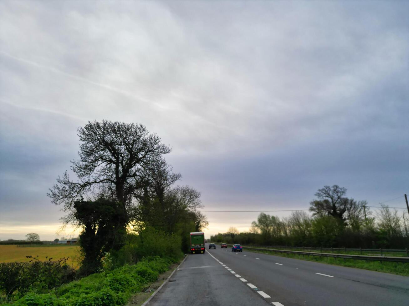 niedrig Winkel Aussicht von Straße beim Landschaft auf Rugby Stadt, England Vereinigtes Königreich. April 8., 2024 foto