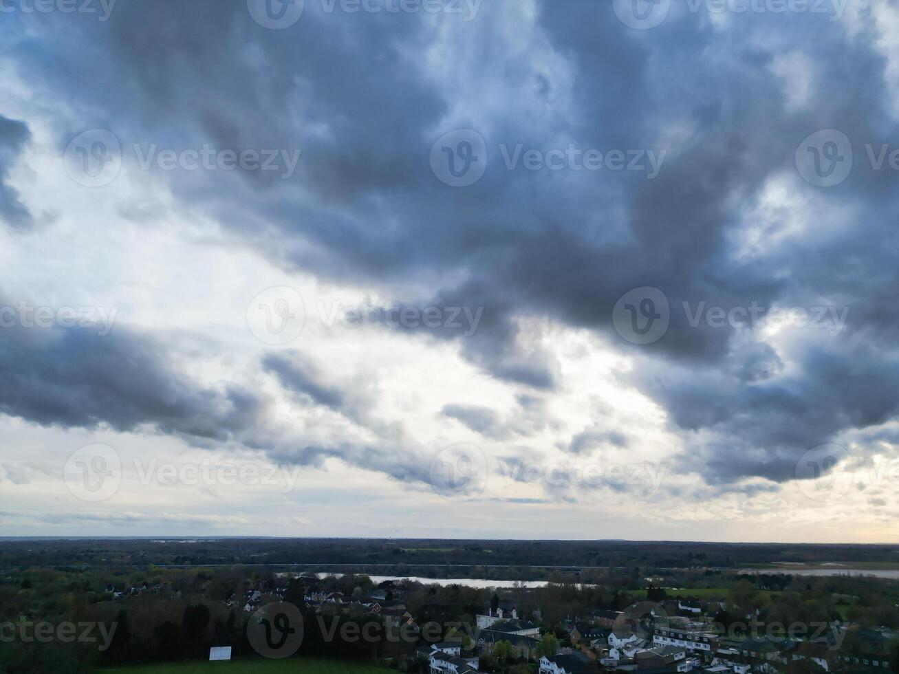 hoch Winkel Aussicht von Abonnieren Stadt, Dorf London, Uxbridge, England. vereinigt Königreich während Sonnenuntergang. April 3., 2024 foto