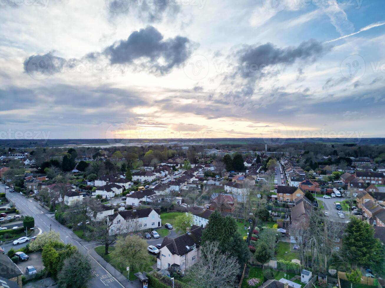 hoch Winkel Aussicht von Abonnieren Stadt, Dorf London, Uxbridge, England. vereinigt Königreich während Sonnenuntergang. April 3., 2024 foto