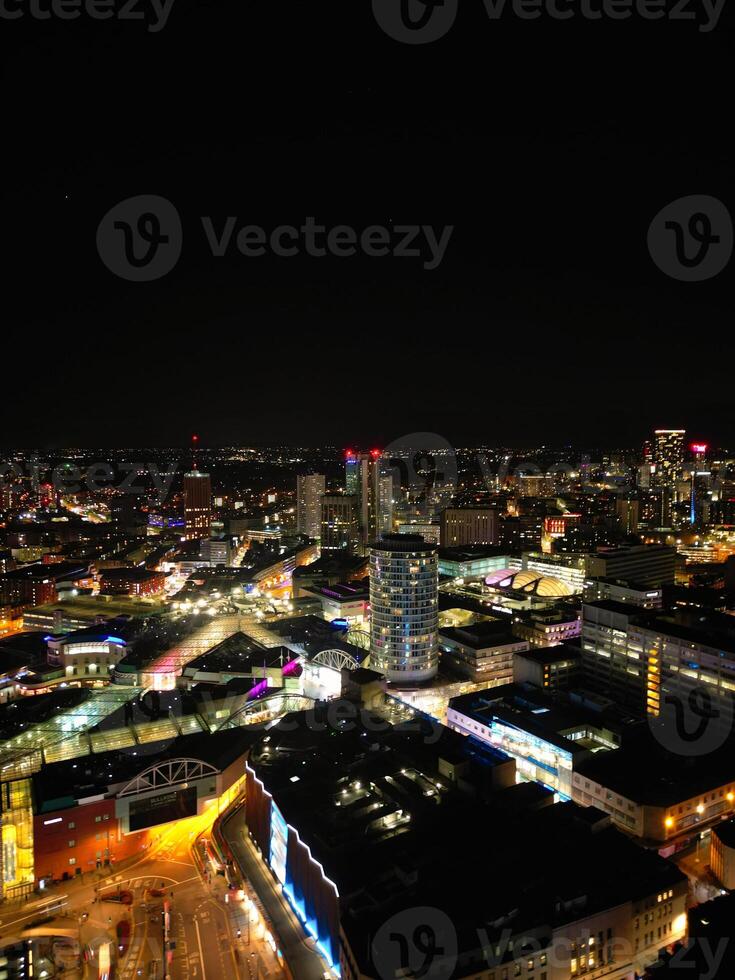 Antenne Nacht Aussicht von beleuchtet Stadt Center Gebäude von Birmingham zentral Stadt von England vereinigt Königreich. März 30., 2024 foto