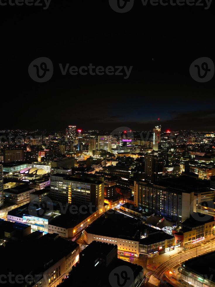 Antenne Nacht Aussicht von beleuchtet Stadt Center Gebäude von Birmingham zentral Stadt von England vereinigt Königreich. März 30., 2024 foto