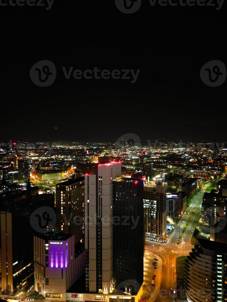 Antenne Nacht Aussicht von beleuchtet Stadt Center Gebäude von Birmingham zentral Stadt von England vereinigt Königreich. März 30., 2024 foto