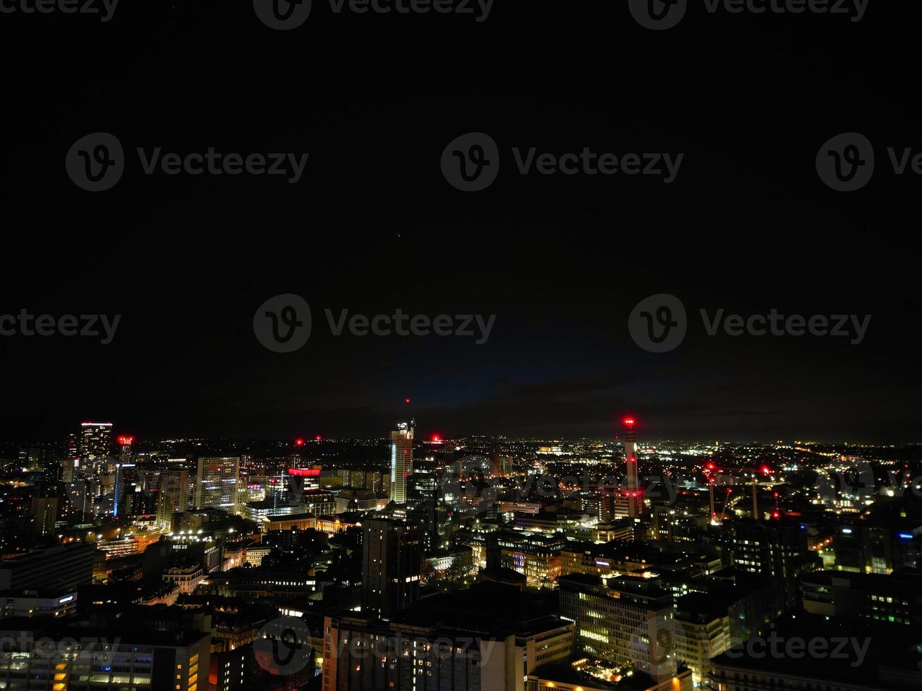 Antenne Nacht Aussicht von beleuchtet Stadt Center Gebäude von Birmingham zentral Stadt von England vereinigt Königreich. März 30., 2024 foto