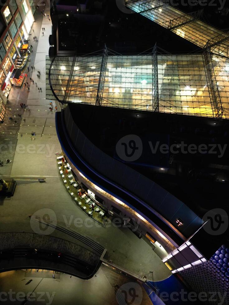 Antenne Nacht Aussicht von beleuchtet Stadt Center Gebäude von Birmingham zentral Stadt von England vereinigt Königreich. März 30., 2024 foto