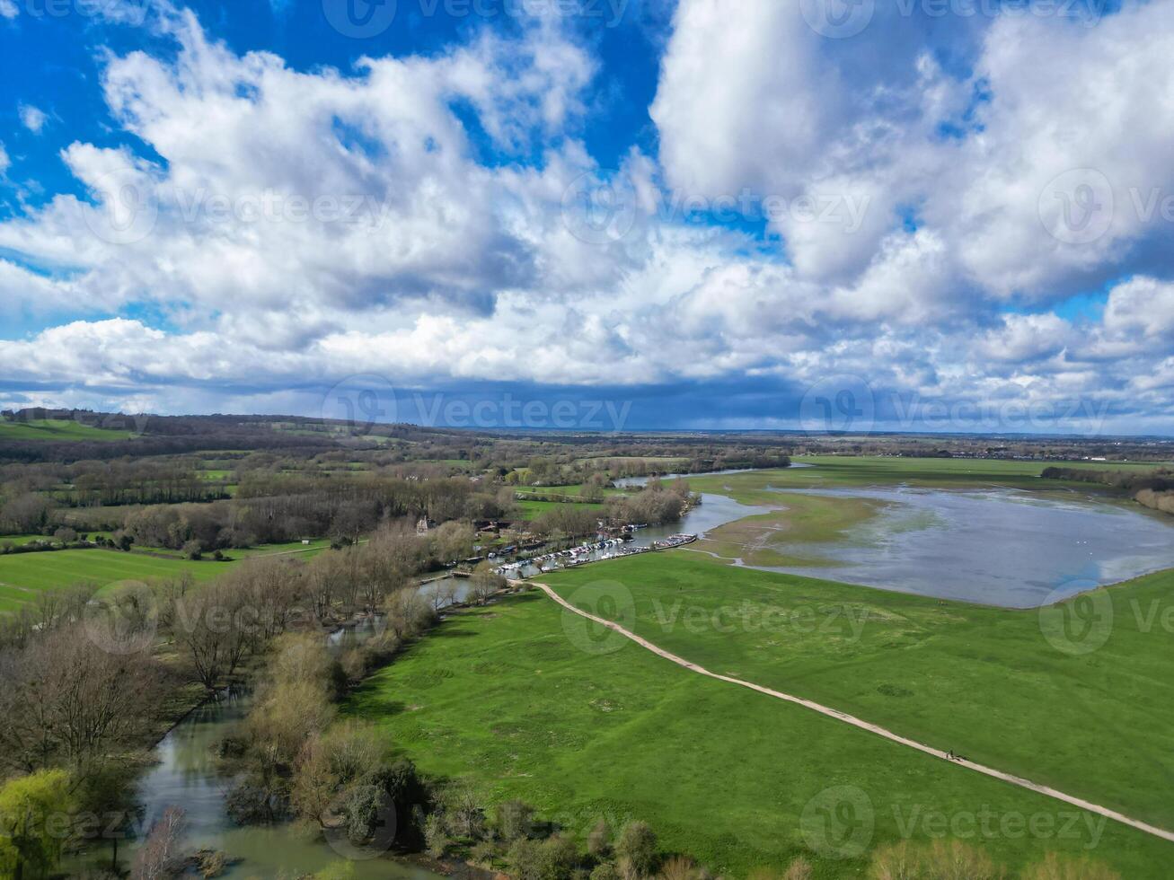 Antenne Aussicht von Fluss Themse beim zentral Oxford historisch Stadt von England Vereinigtes Königreich. März 23., 2024 foto