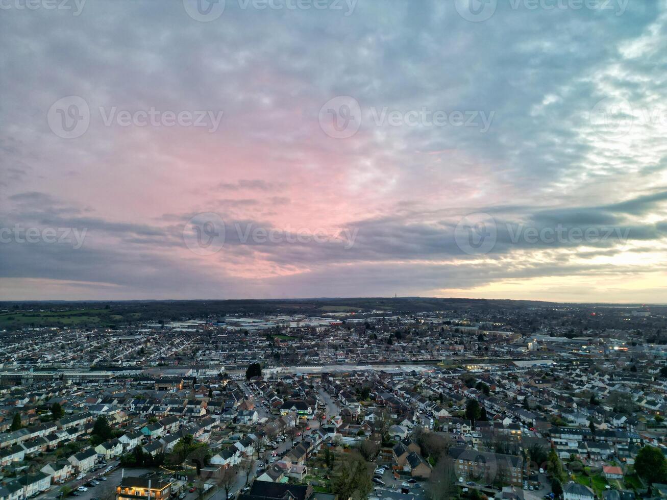 die meisten schön Antenne Aussicht von Wohn Kreis während Orange Sonnenuntergang Über Luton, England Vereinigtes Königreich. März 19., 2024 foto