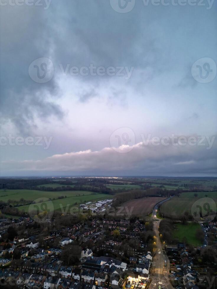 hoch Winkel Aussicht von beleuchtet zentral harpenden Stadt, Dorf von England während Nacht. vereinigt Königreich. März 16., 2024 foto