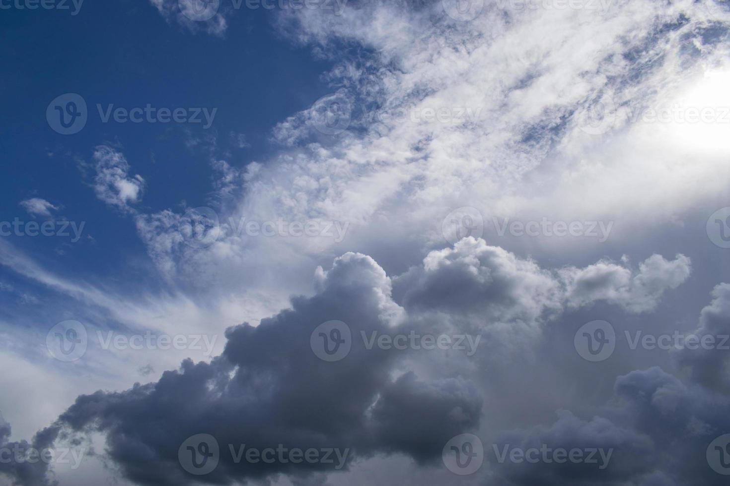 düstere Gewitterwolken mit blauem Himmel. Panorama des Himmels mit Platz für Text. foto