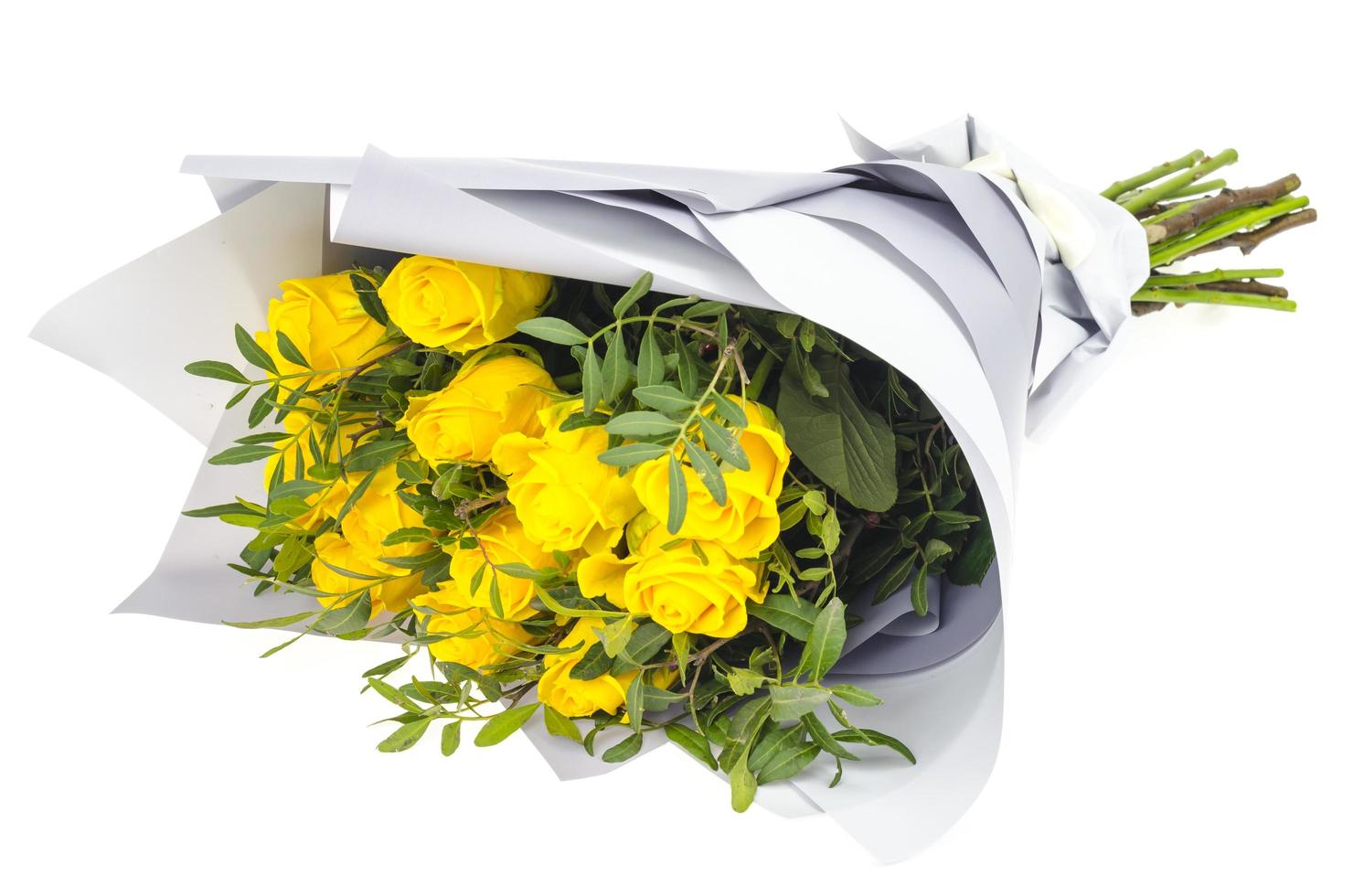 Strauß gelber Rosen in Kraftpapier. Foto