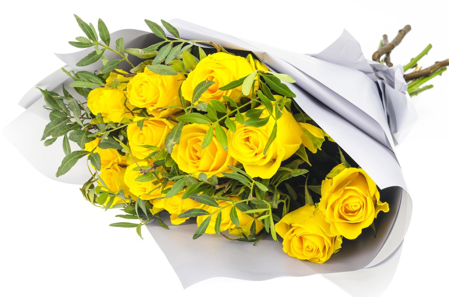 Strauß gelber Rosen in Kraftpapier. Foto
