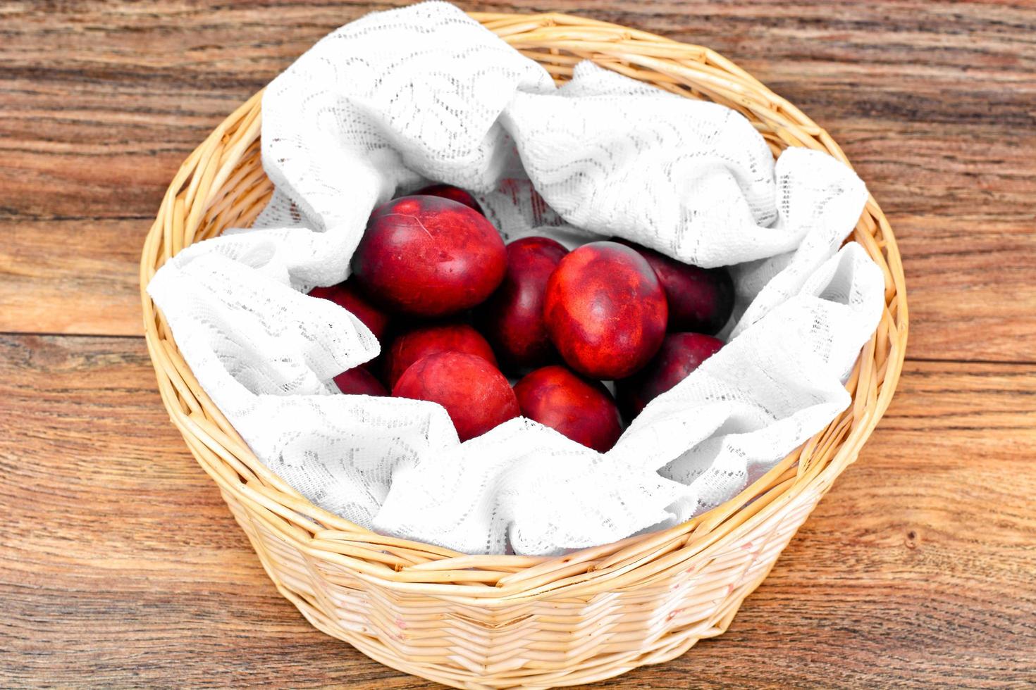 in Zwiebelschalen bemalte Eier zu Ostern foto