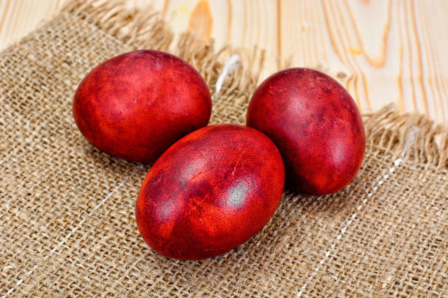 in Zwiebelschalen bemalte Eier zu Ostern foto