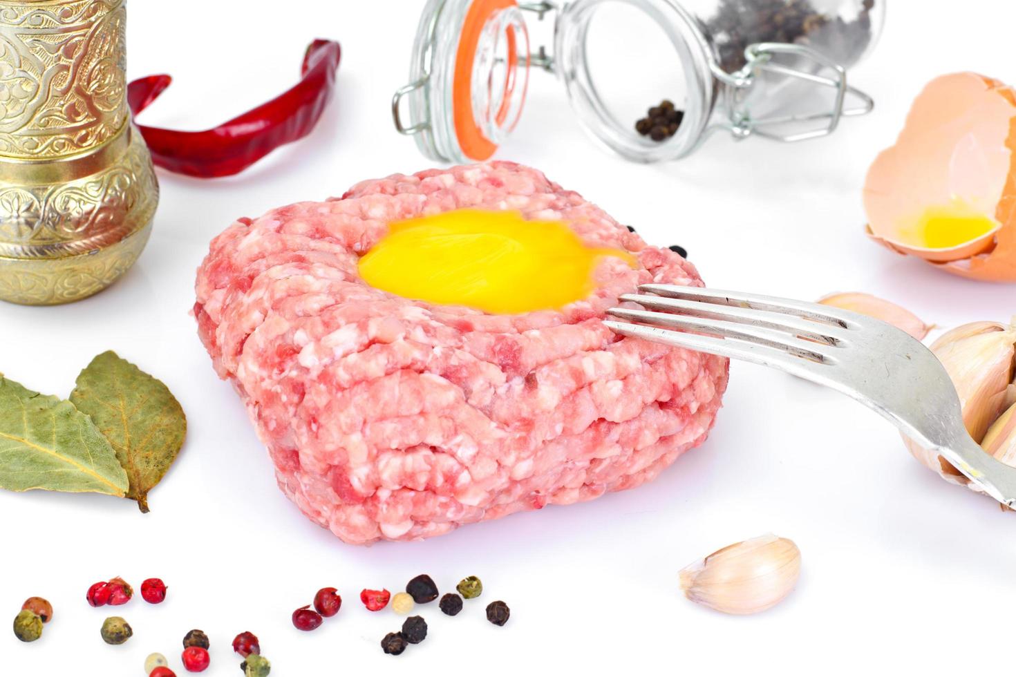 gehacktes Fleisch auf weißem Hintergrund foto