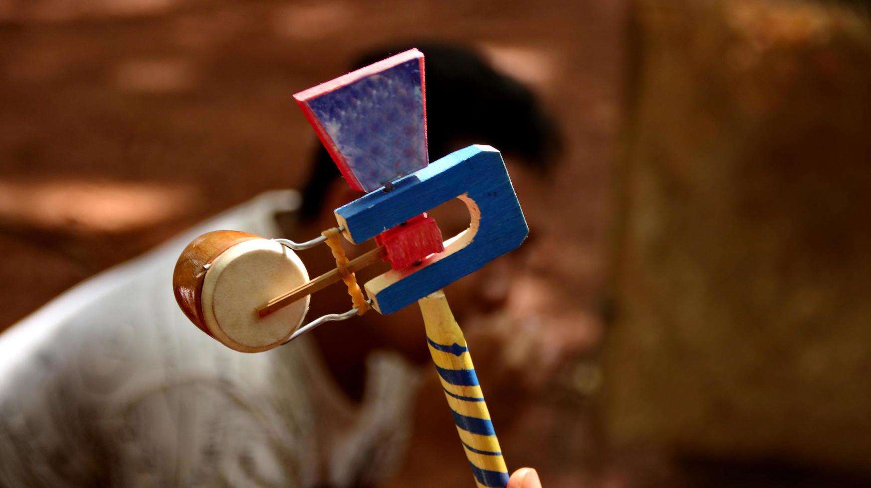 traditionelles indonesisches Kinderspielzeug aus Holz foto