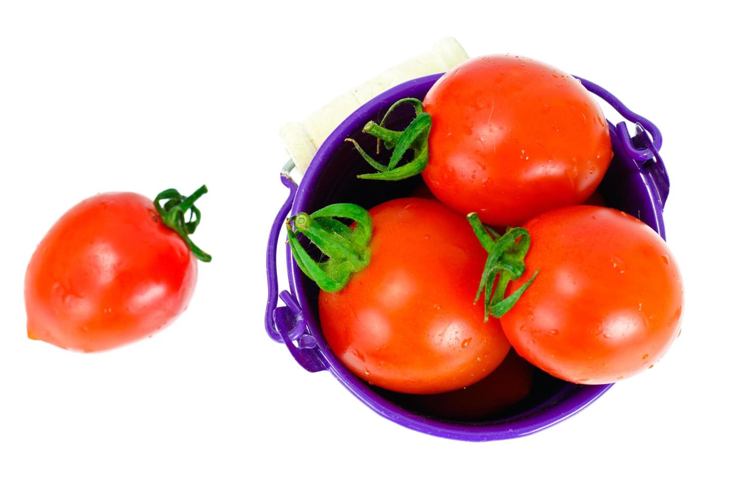 rote Tomaten auf weißem Hintergrund foto