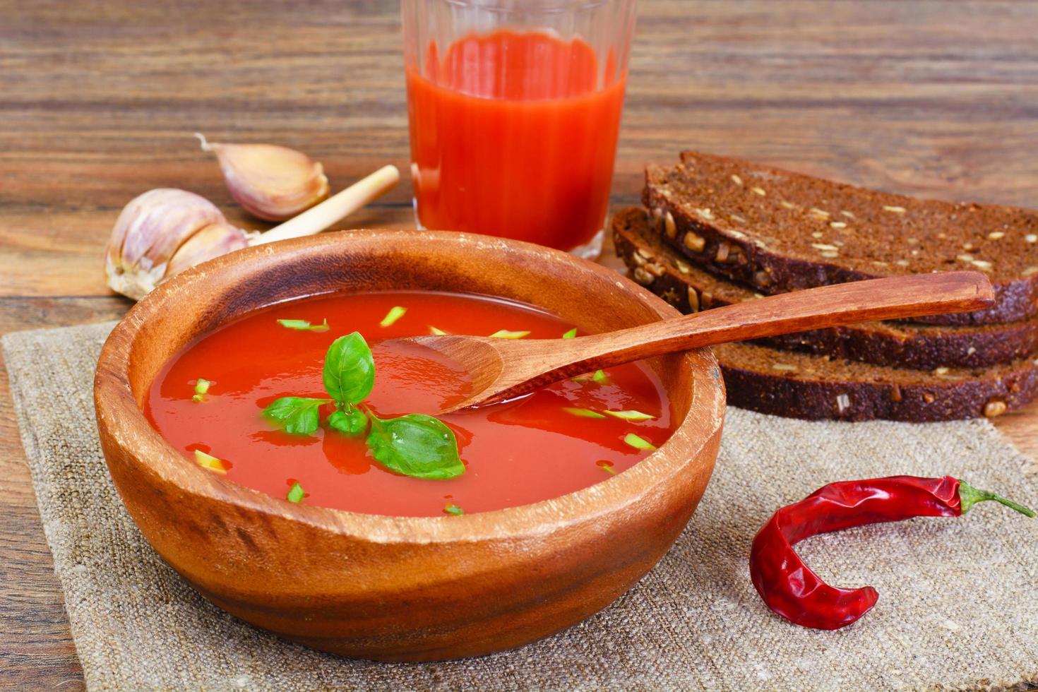 Tomatensuppe im Teller. nationale italienische küche foto