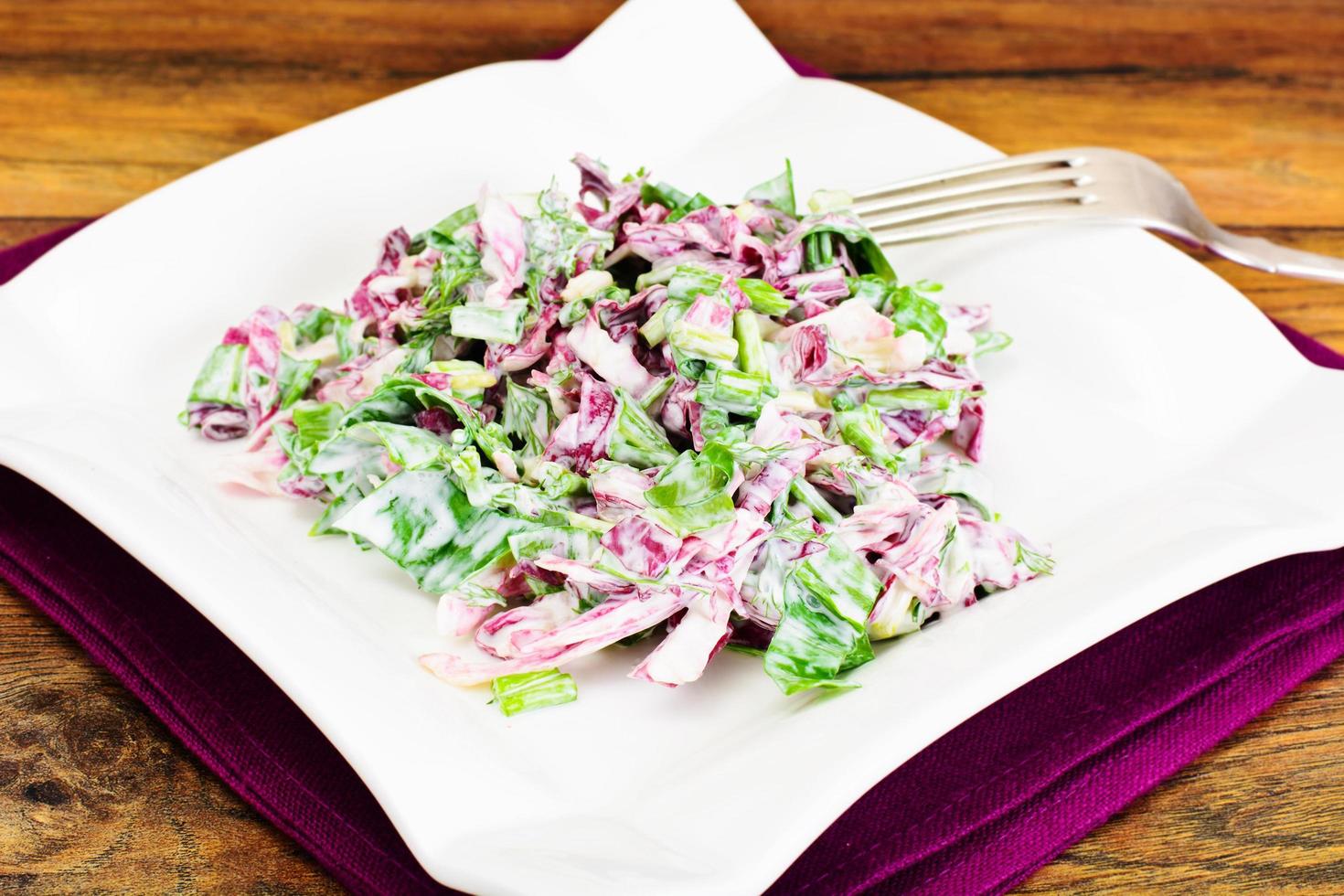 Salat, Radicchio und fettarmer Naturjoghurt foto