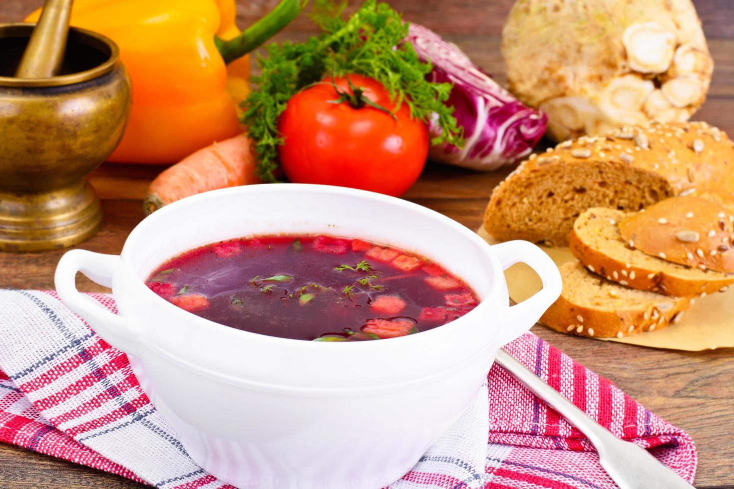 gesundes Essen. Suppe mit Rüben, Tomaten und Gemüse foto