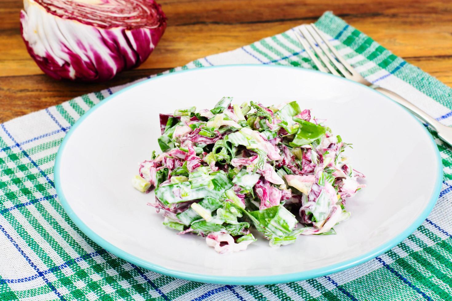 Salat, Radicchio und fettarmer Naturjoghurt foto