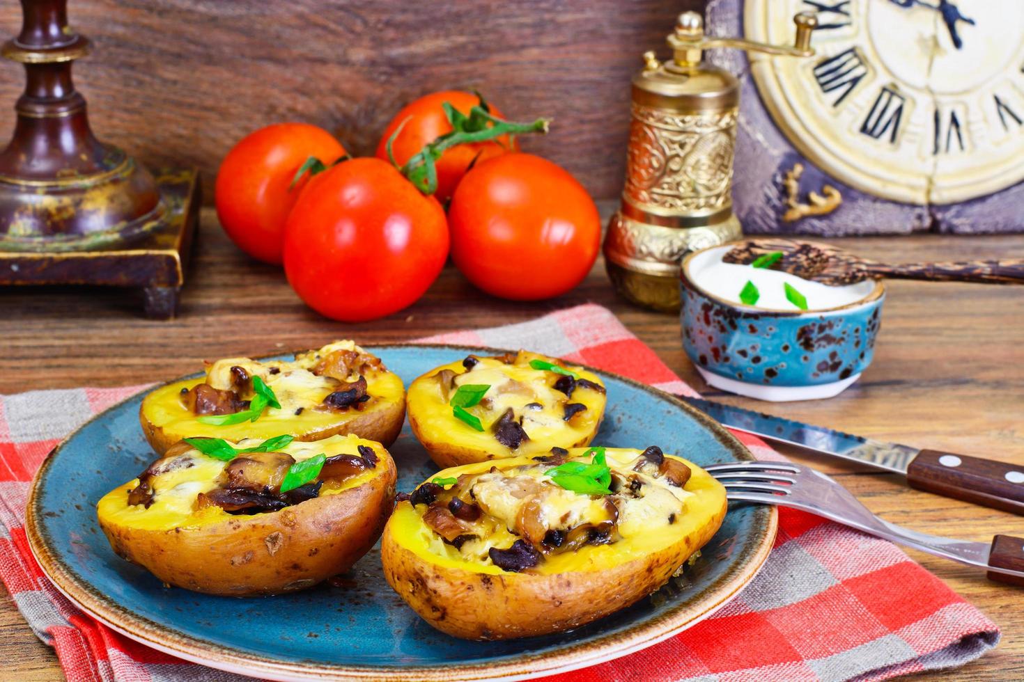 Kartoffeln gefüllt mit Champignons und Käse foto