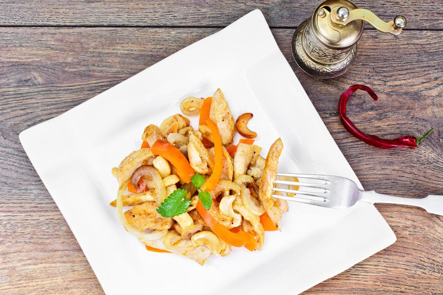 Hühnerfleisch mit Cashewnüssen und süßem Paprika gegrillt. asiatisch, thailändisch foto