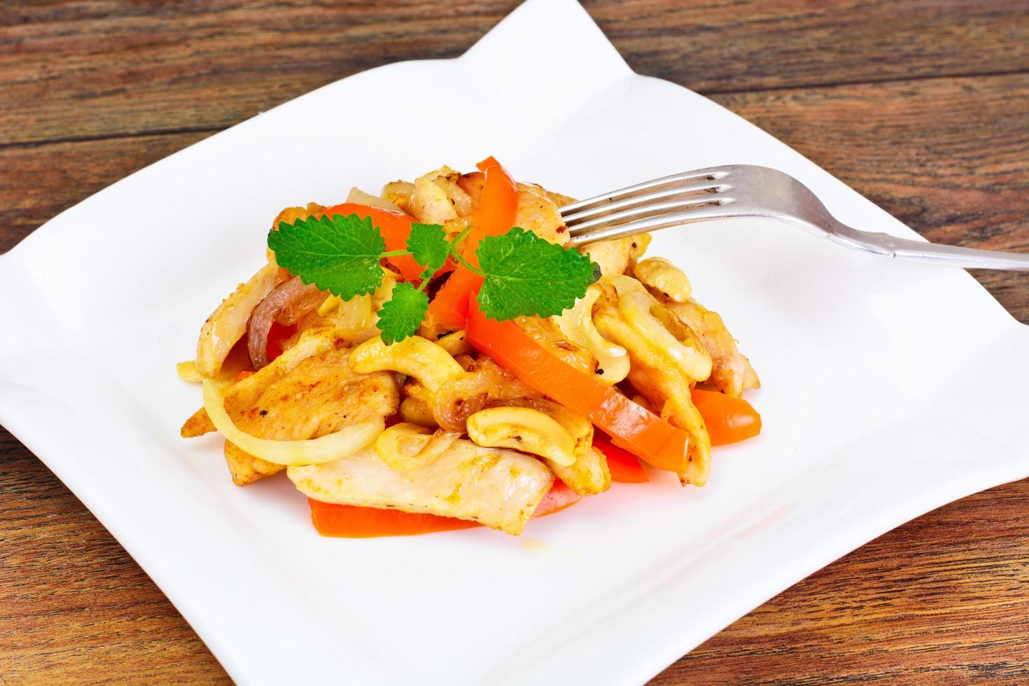 Hühnerfleisch mit Cashewnüssen und süßem Paprika gegrillt. asiatisch, thailändisch foto