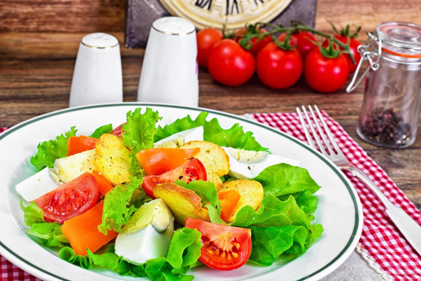 Salat, Tomate und Paprika mit Ei foto