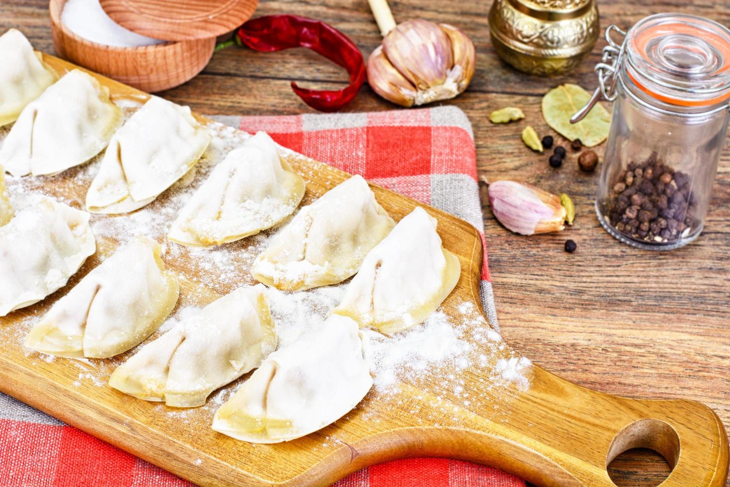 hausgemachte Teigtaschen, russische Pelmeni foto